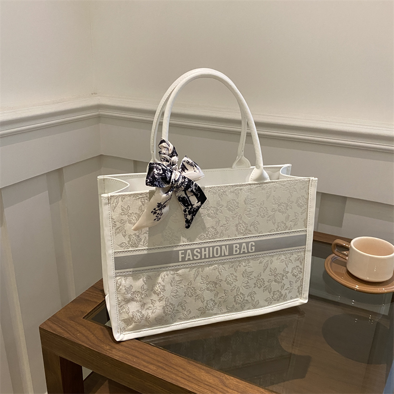 Luxury Bags Collection - حقيبة يد نسائية فاخرة وأنيقة من