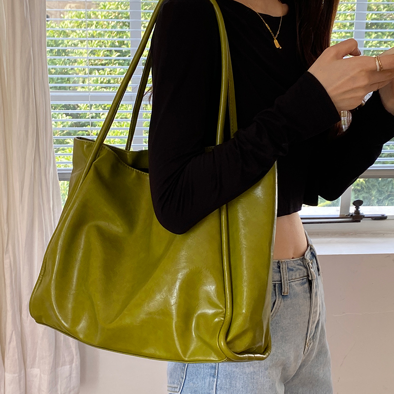 حقيبة يد محمولة ذات ملمس مميز  - مراجعة Luxury Bags Green وسعره