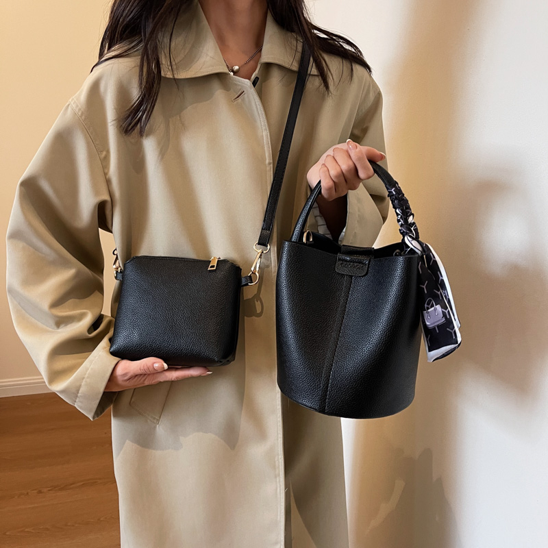 حقائب كتف وحقائب كروس باللون ا - مراجعة Luxury Bags For Sale وسعره