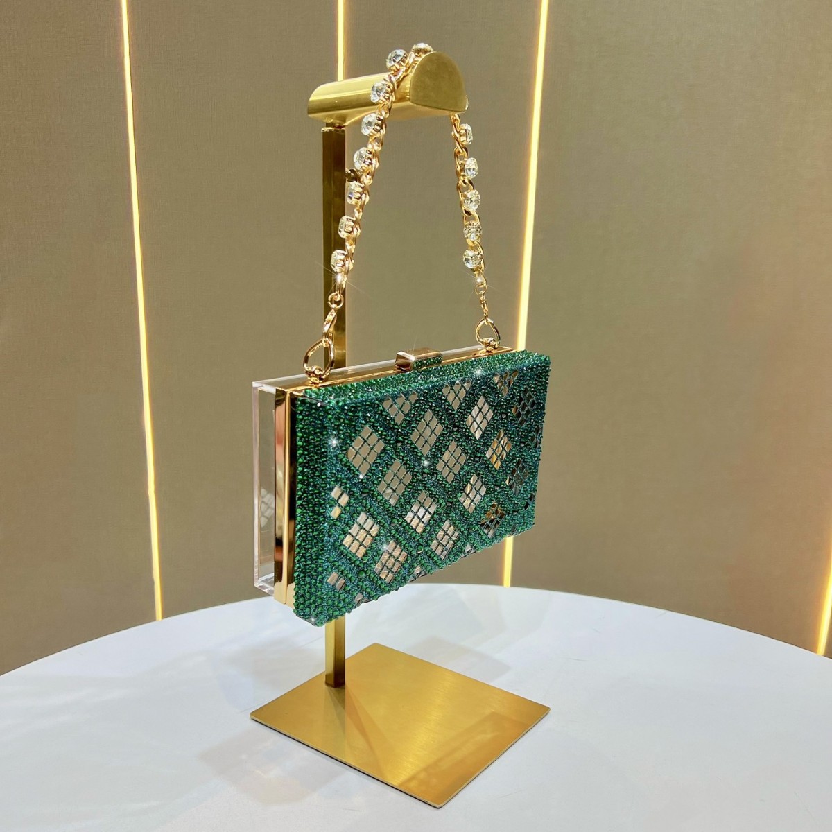 حقيبة كلاتش فاخرة باللون الأخض - مراجعة Luxury Bags Green وسعره