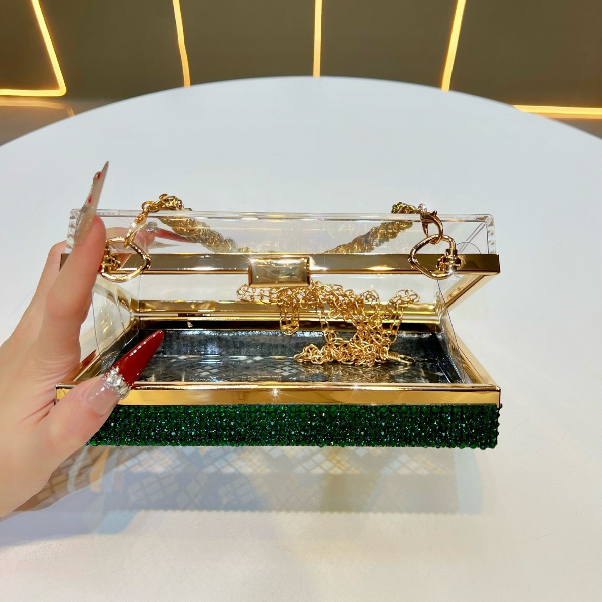 حقيبة كلاتش فاخرة باللون الأخض - مراجعة Luxury Bags Green وسعره