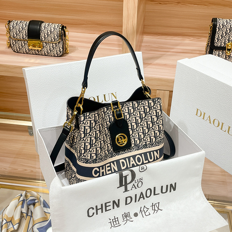 حقيبة يد نسائية كلاسيكية شهيرة - مراجعة Luxury Bags For Sale وسعره